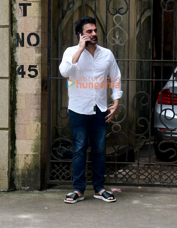 photos arbaaz khan snapped outside malaika aroras fathers house in bandra 2