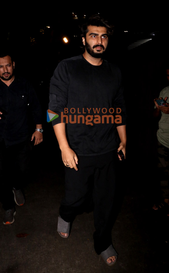 Photos: Arjun Kapoor, Karisma Kapoor and others snapped at Malaika Arora’s father’s house in Bandra Photos: Arjun Kapoor, Karisma Kapoor and others snapped at Malaika Arora’s father’s house in Bandra