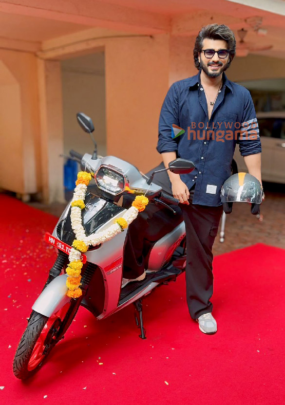 Photos: Arjun Kapoor takes delivery of his first EV Bike BGauss RUV 350 at his residence in Mumbai Photos: Arjun Kapoor takes delivery of his first EV Bike BGauss RUV 350 at his residence in Mumbai