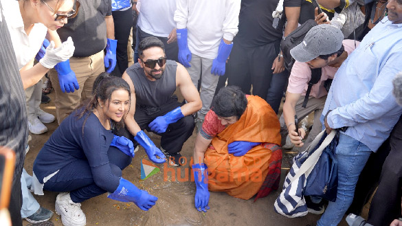 photos ayushmann khurrana and amruta fadnavis snapped at sea shore shine beach clean up in mumbai 1