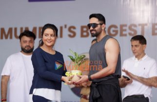 Photos: Ayushmann Khurrana and Amruta Fadnavis snapped at “Sea Shore Shine” Beach Clean-Up in Mumbai