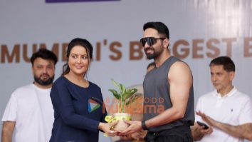 Photos: Ayushmann Khurrana and Amruta Fadnavis snapped at “Sea Shore Shine” Beach Clean-Up in Mumbai