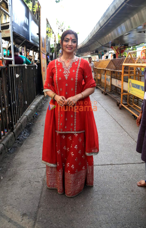 photos bhagyashree akanksha puri and others snapped at lalbaugcha raja 2