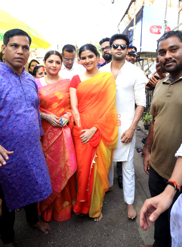 Photos: Bhagyashree, Akanksha Puri and others snapped at Lalbaugcha Raja Photos: Bhagyashree, Akanksha Puri and others snapped at Lalbaugcha Raja