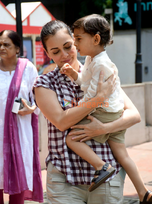 photos dia mirza and her kid snapped outside a mall in santacruz 2