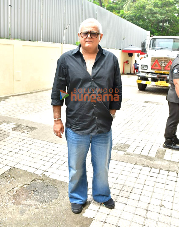 photos kareena kapoor khan hansal mehta snapped at the buckingham murders trailer launch 6