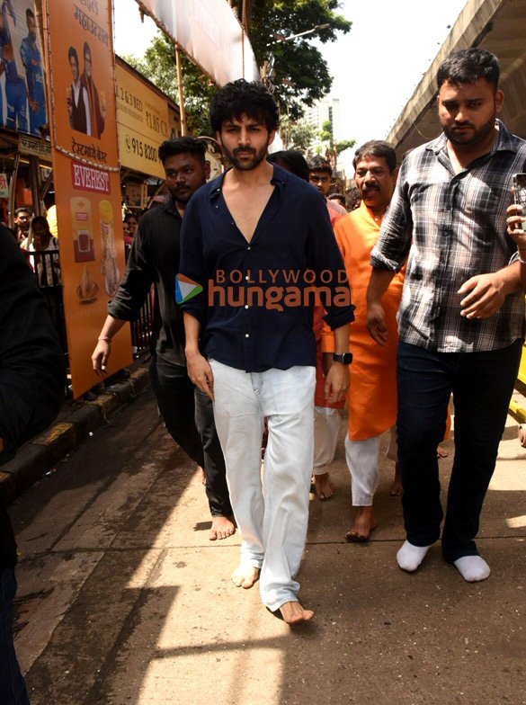photos kartik aaryan snapped at lalbaugcha raja 6