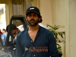 Photos: Kartik Aaryan snapped in Juhu