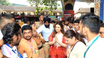 Photos: Parineeti Chopra, Randeep Hooda and others snapped at Lalbaugcha Raja