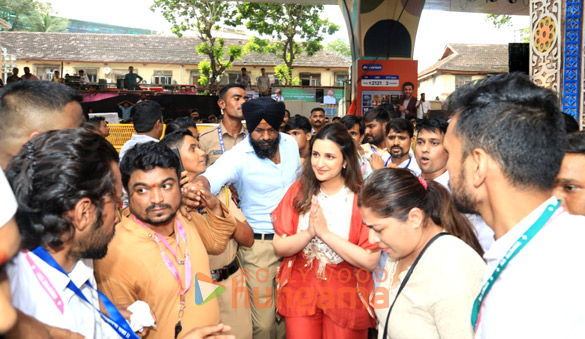Photos: Parineeti Chopra, Randeep Hooda and others snapped at Lalbaugcha Raja Photos: Parineeti Chopra, Randeep Hooda and others snapped at Lalbaugcha Raja