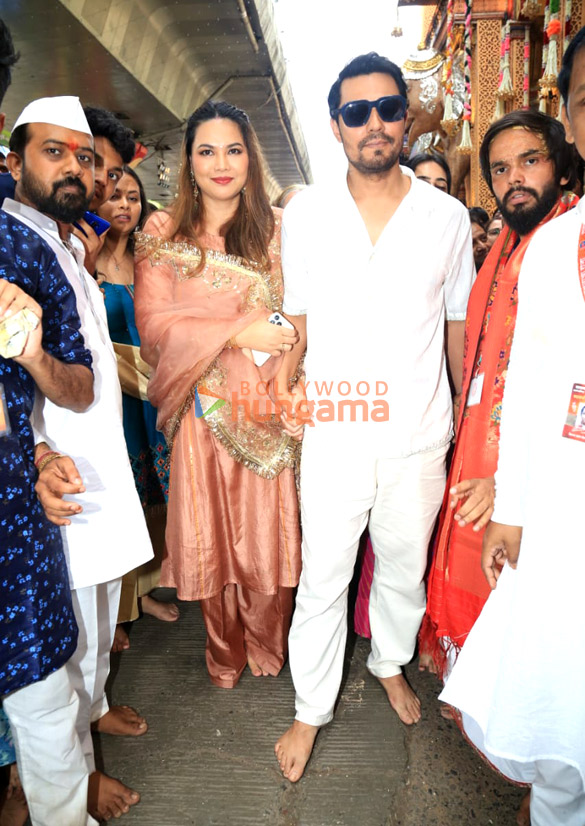 photos parineeti chopra randeep hooda and others snapped at lalbaugcha raja 4