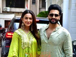 Photos: Rakul Preet Singh, Jackky Bhagnani, Bhagyashree and others snapped outside Shilpa Shetty’s house for Ganapati darshan