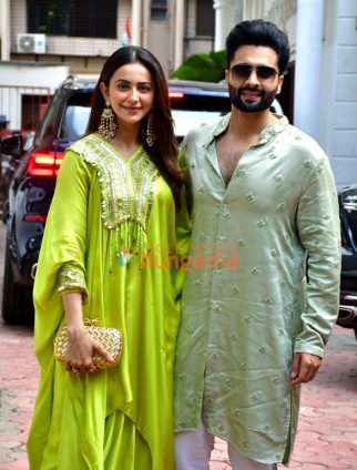 Photos: Rakul Preet Singh, Jackky Bhagnani, Bhagyashree and others snapped outside Shilpa Shetty’s house for Ganapati darshan