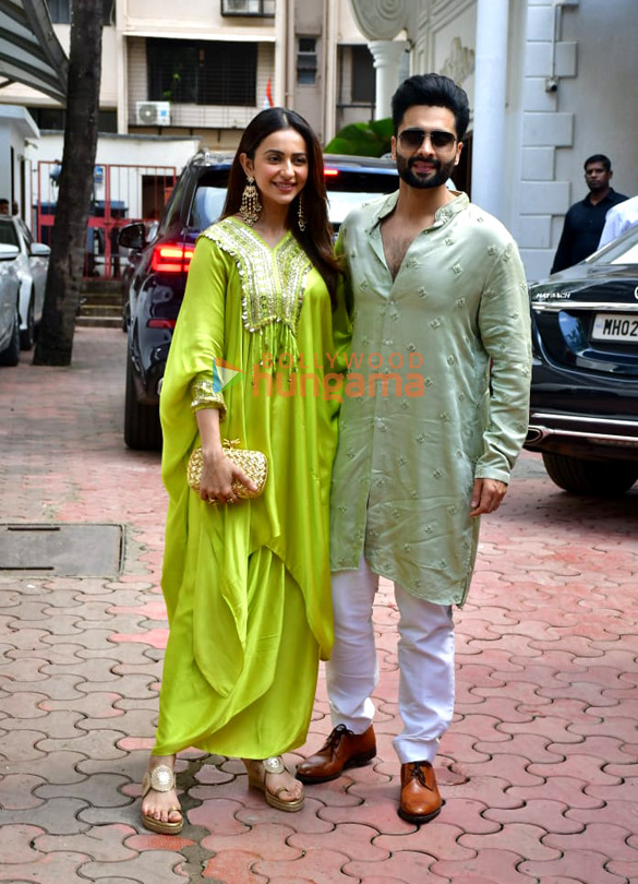 photos rakul preet singh jackky bhagnani bhagyashree and others snapped outside shilpa shettys house for ganapati darshan 2