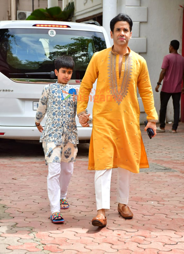 photos rakul preet singh jackky bhagnani bhagyashree and others snapped outside shilpa shettys house for ganapati darshan 3