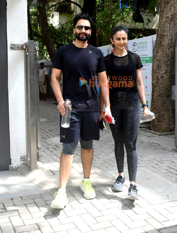 Photos: Rakul Preet Singh and Jackky Bhagnani snapped outside the gym in Santacruz Photos: Rakul Preet Singh and Jackky Bhagnani snapped outside the gym in Santacruz