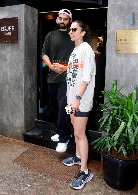 photos rakul preet singh snapped with husband jackky bhagnani outside a cafe in bandra 5