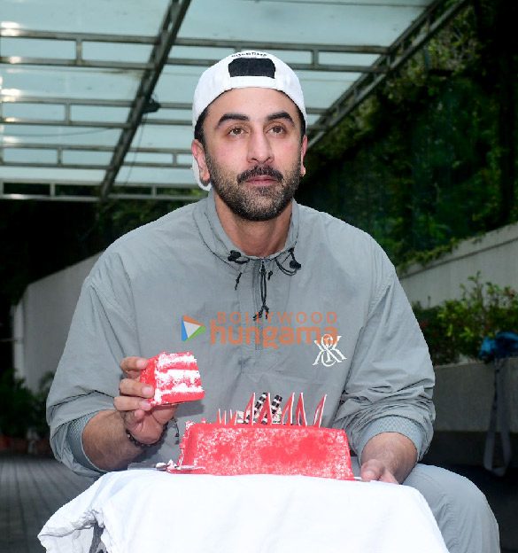 photos ranbir kapoor celebrates his birthday with the media 4