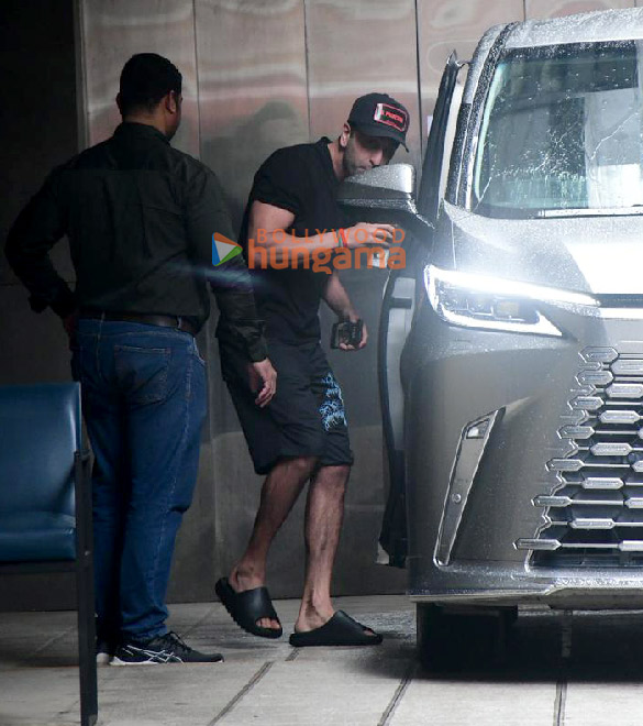 photos ranbir kapoor snapped outside a clinic in bandra 4 2