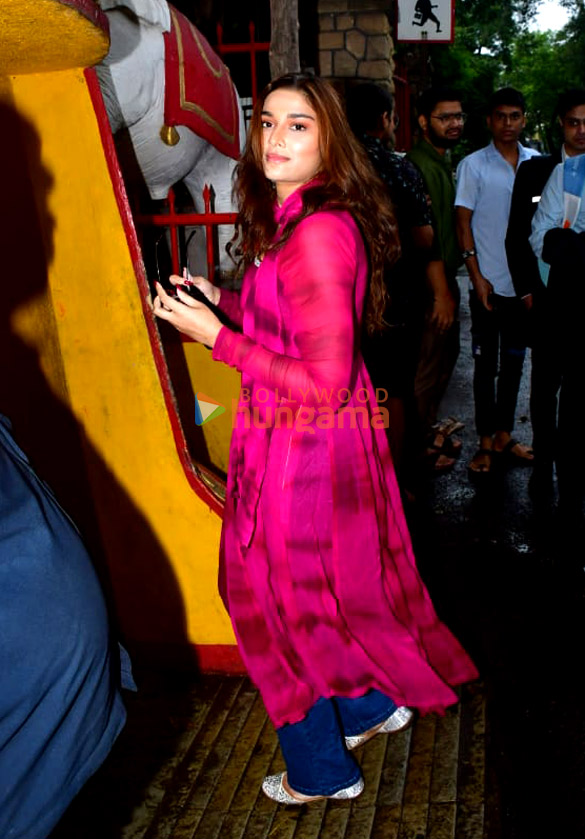 photos saiee manjrekar snapped at mukteshwar temple in juhu mumbai 4