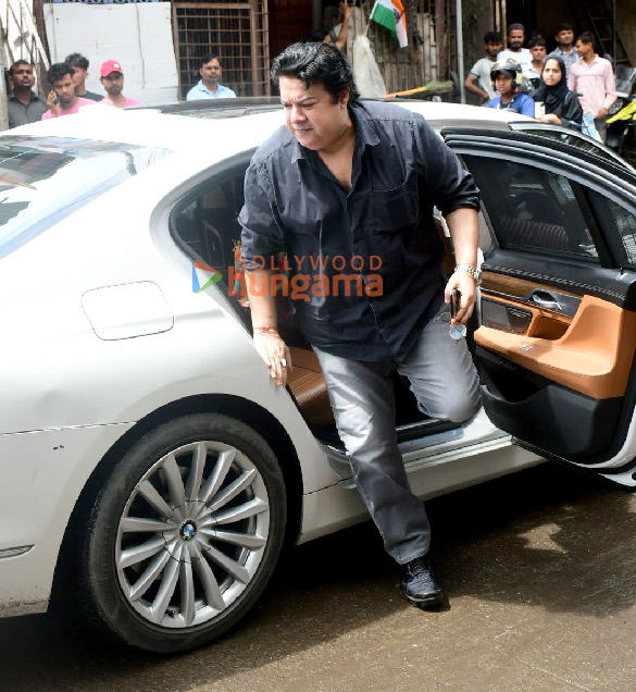 photos saif ali khan kareena kapoor khan karisma kapoor arbaaz khan and others arrive for malaika aroras father anil mehtas last rites in mumbai 13