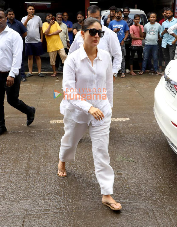 photos saif ali khan kareena kapoor khan karisma kapoor arbaaz khan and others arrive for malaika aroras father anil mehtas last rites in mumbai 19