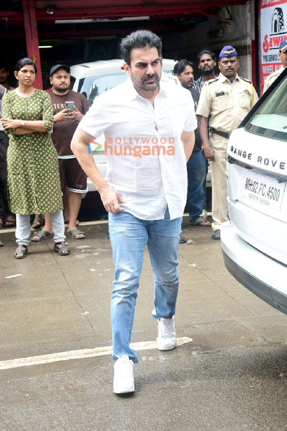 photos saif ali khan kareena kapoor khan karisma kapoor arbaaz khan and others arrive for malaika aroras father anil mehtas last rites in mumbai 2
