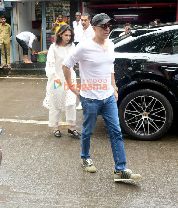 photos saif ali khan kareena kapoor khan karisma kapoor arbaaz khan and others arrive for malaika aroras father anil mehtas last rites in mumbai 9