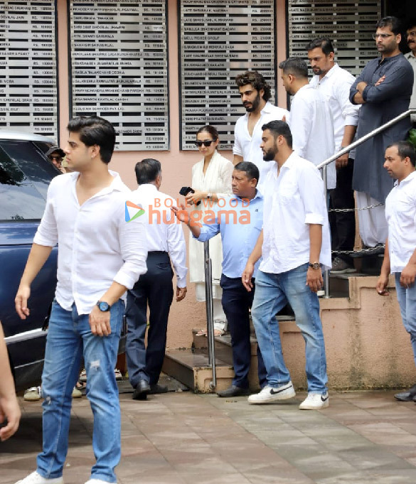 photos saif ali khan kareena kapoor khan karisma kapoor arbaaz khan and others arrive for malaika aroras father anil mehtas last rites in mumbai