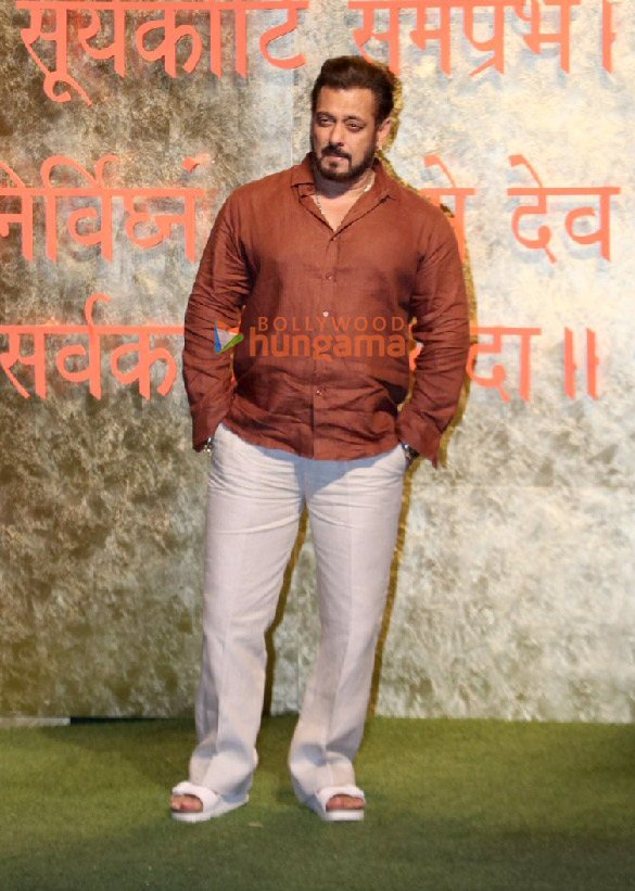 photos saif ali khan kareena kapoor khan tiger shroff and others snapped at ambanis house for ganesh chaturthi celebration 20