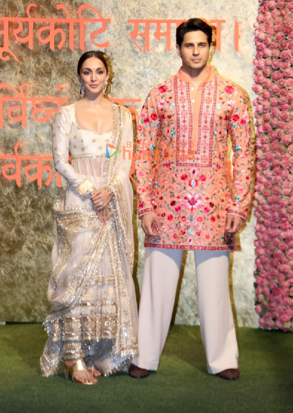 photos saif ali khan kareena kapoor khan tiger shroff and others snapped at ambanis house for ganesh chaturthi celebration 30