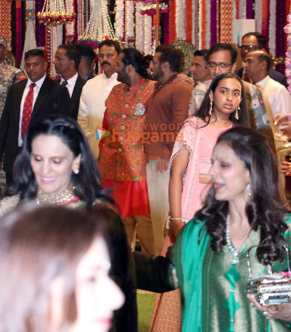 photos saif ali khan kareena kapoor khan tiger shroff and others snapped at ambanis house for ganesh chaturthi celebration 47