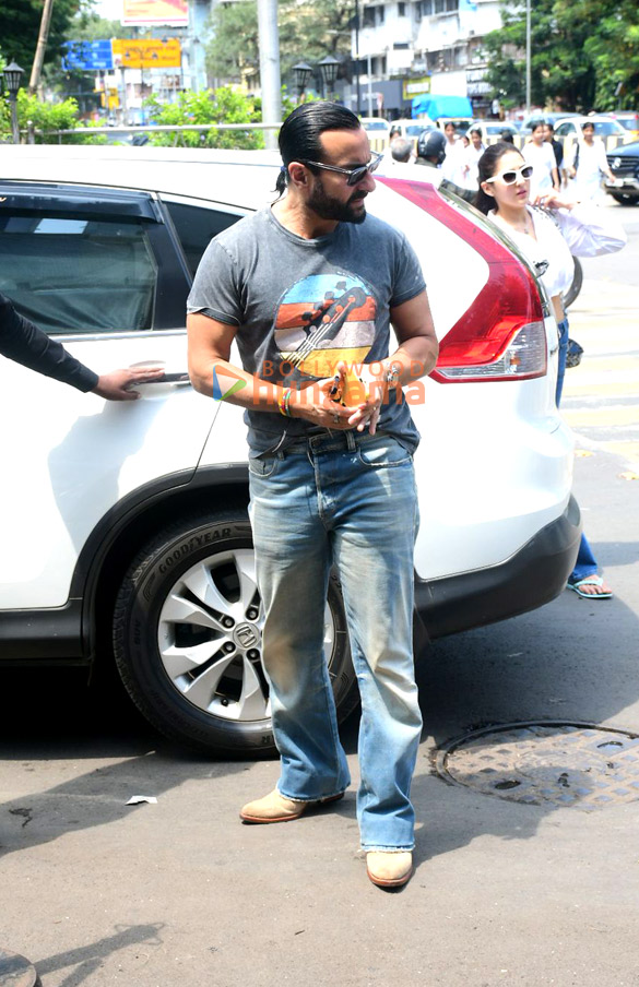 photos saif ali khan and sara ali khan spotted outside bastian in bandra 6