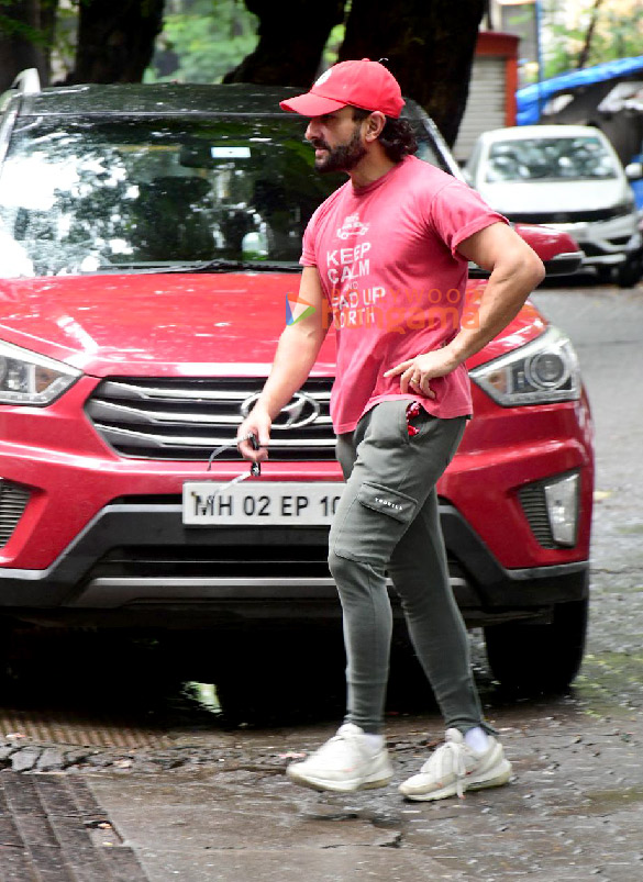 Photos: Saif Ali Khan snapped outside the gym in Bandra Photos: Saif Ali Khan snapped outside the gym in Bandra
