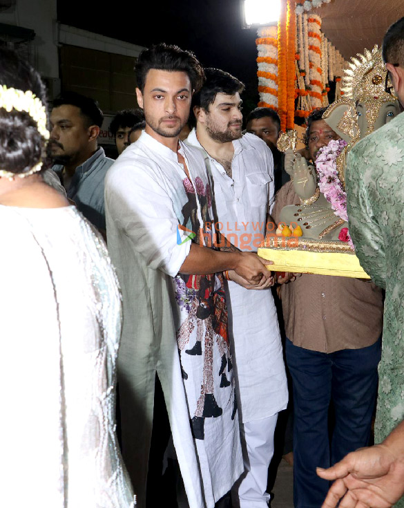 photos salman khan arpita khan aayush sharma and varun sharma snapped during salman khans home for ganpati visarjan 3