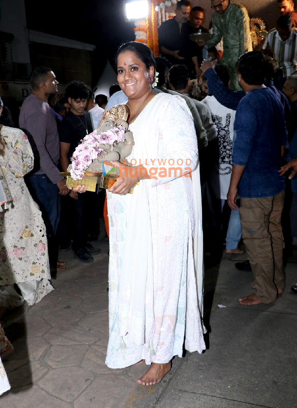 photos salman khan arpita khan aayush sharma and varun sharma snapped during salman khans home for ganpati visarjan 6