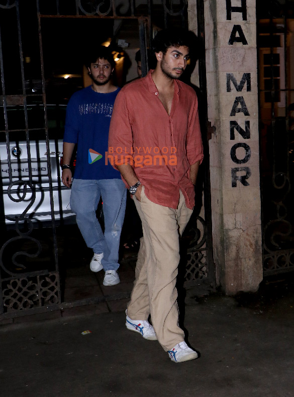 photos salman khan shilpa shetty gauri khan and others snapped outside malaika aroras fathers house in bandra 2