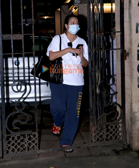 photos salman khan shilpa shetty gauri khan and others snapped outside malaika aroras fathers house in bandra 7