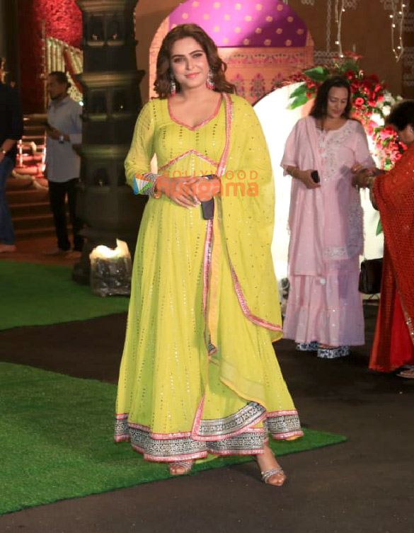 photos sanjay dutt sonakshi sinha zaheer iqbal and others snapped at cms residence for ganpati darshan 2 3