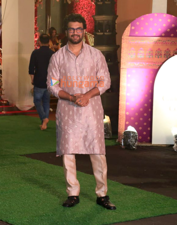 photos sanjay dutt sonakshi sinha zaheer iqbal and others snapped at cms residence for ganpati darshan 8 3