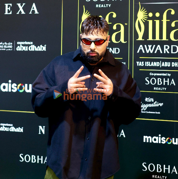 photos shah rukh khan rani mukerji kriti sanon janhvi kapoor and others grace the green carpet of iifa awards 2024 18