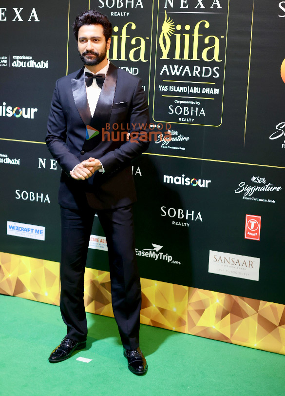 photos shah rukh khan rani mukerji kriti sanon janhvi kapoor and others grace the green carpet of iifa awards 2024 5