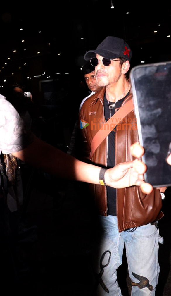 Photos: Shah Rukh Khan and Kiara Advani snapped at the airport Photos: Shah Rukh Khan and Kiara Advani snapped at the airport