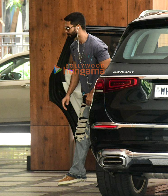 photos shahid kapoor snapped outside dinesh vijans maddock office 3 2