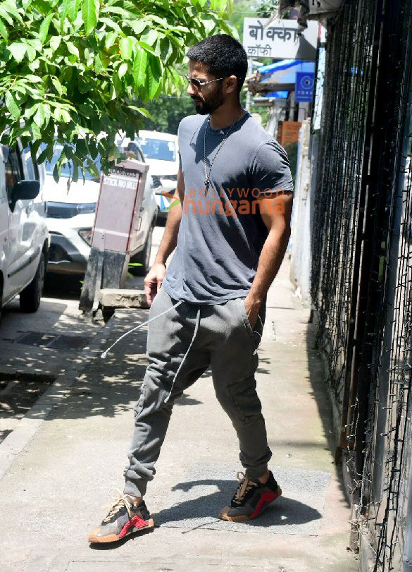 Photos: Shahid Kapoor snapped outside a cafe in Bandra Photos: Shahid Kapoor snapped outside a cafe in Bandra