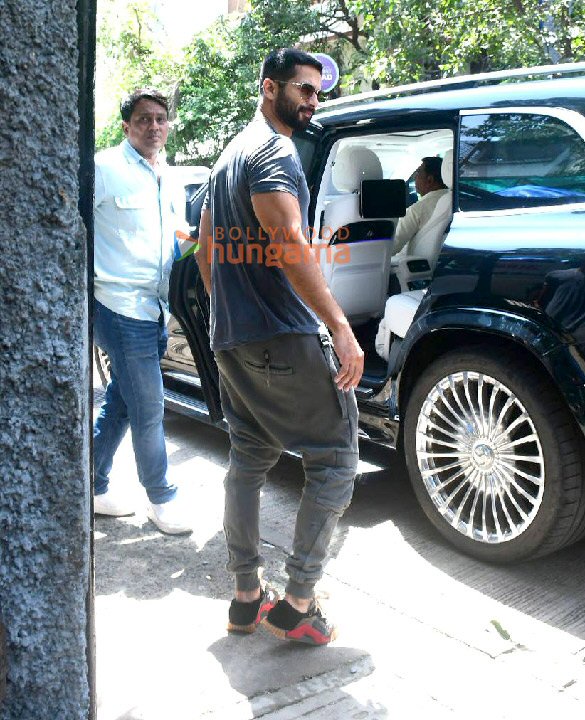 photos shahid kapoor snapped outside a cafe in bandra 6