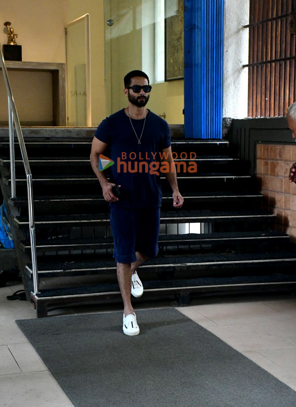 photos shahid kapoor spotted outside a dental clinic in khar 3