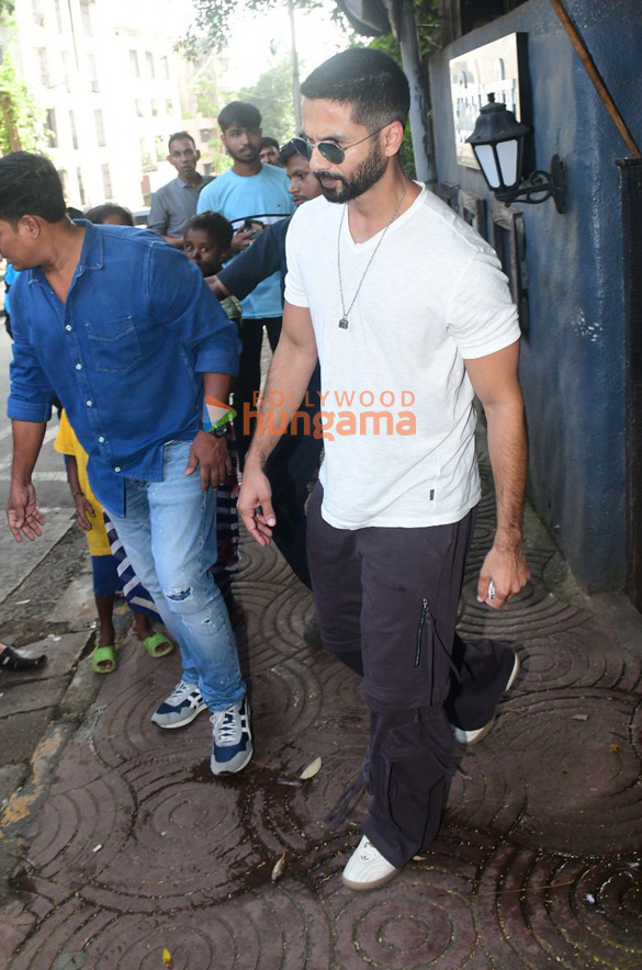 photos shahid kapoor spotted outside a salon in bandra 1