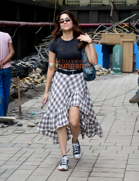 photos sharvari and sunny kaushal snapped outside a restaurant in bandra 3