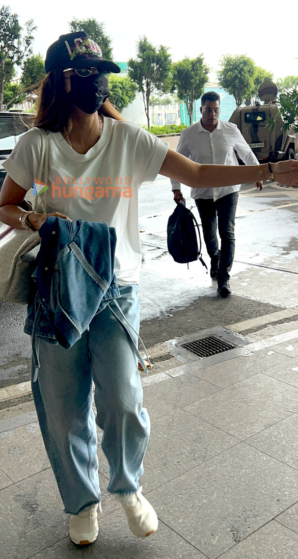 photos shilpa shetty maniesh paul and aoora snapped at the airport 4